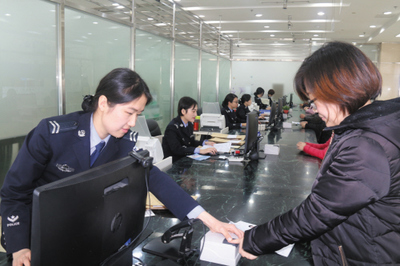 出入境窗口的17朵警花 以微笑與專業守護國門第一線